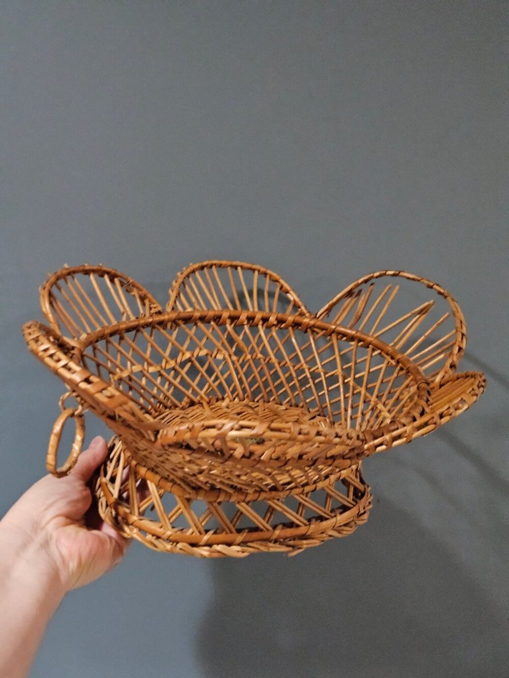 scalloped edge vintage wicker boho hanging display decor basket handles Portugal